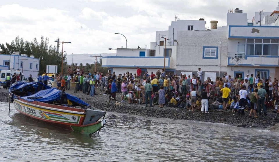 Imigrantes resgatados eram do sul do Sahara, 25 crianças estavam na balsa | Borja Suarez / Reuters