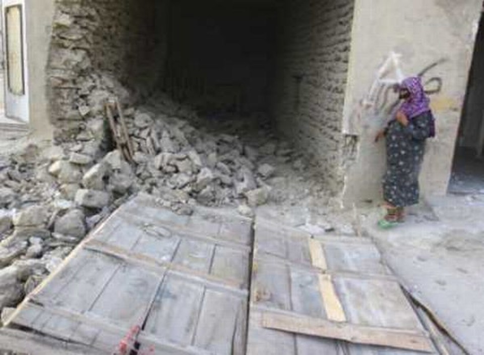 Iraniana fica perto das ruínas de uma casa destruída por terremoto | Reuters