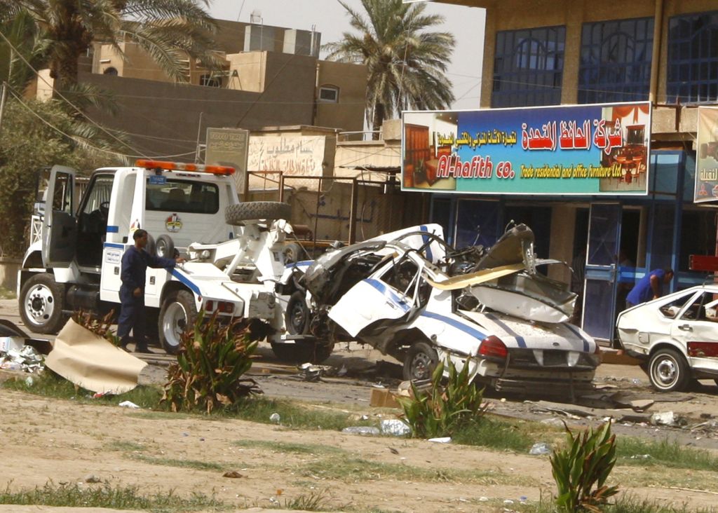 Veículo policial que tinha três policiais foi atingido com a explosão de uma bomba | Mohammed Ameen / Reuters