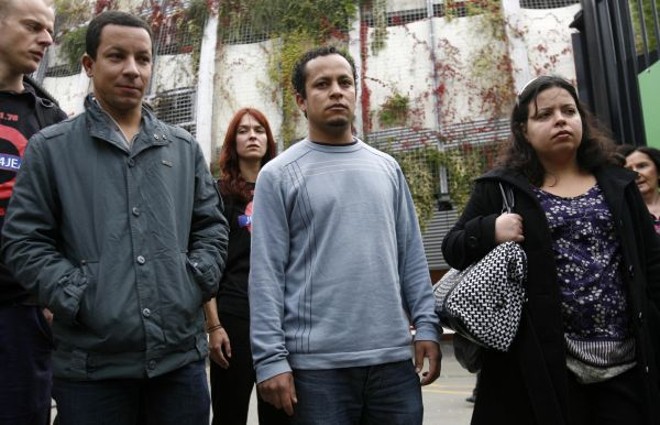 Alex Pereira (esq.), Alessandro Pereira e Patricia de Silva chegaram a Londres para acompanhar as investigações sobre a morte do primo | Andrew Winning / Reuters