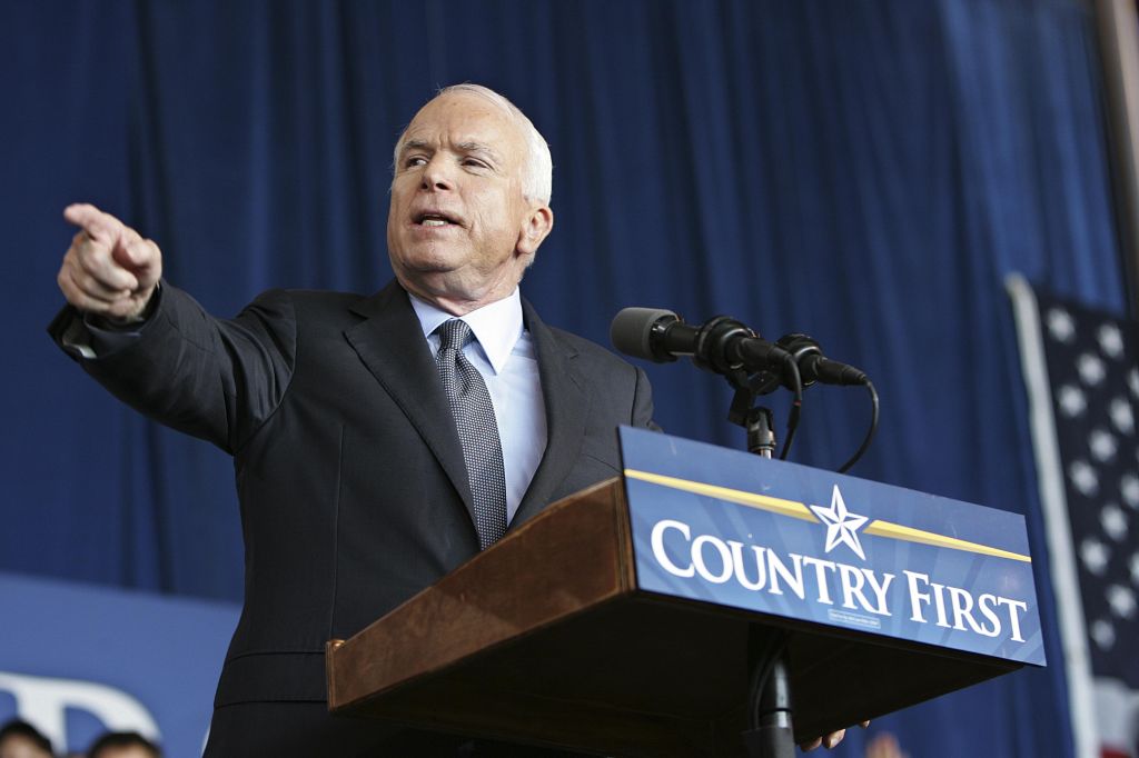 McCain disse que o presidente da comissão de valores mobiliários dos EUA, Christopher Cox, seria demitido caso fosse o presidente dos EUA | Stephen Mally / Reuters