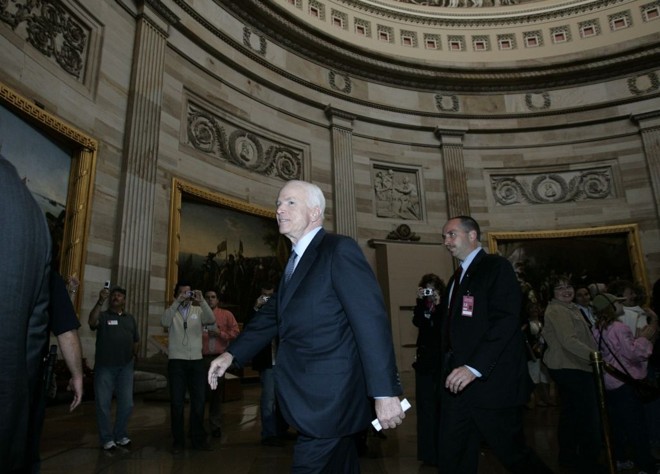 Pensamento de McCain está na resolução do impasse que "trava" a liberação de pacote de US$ 700 bilhões de socorro ao sistema financeiro | Molly Riley / Reuters