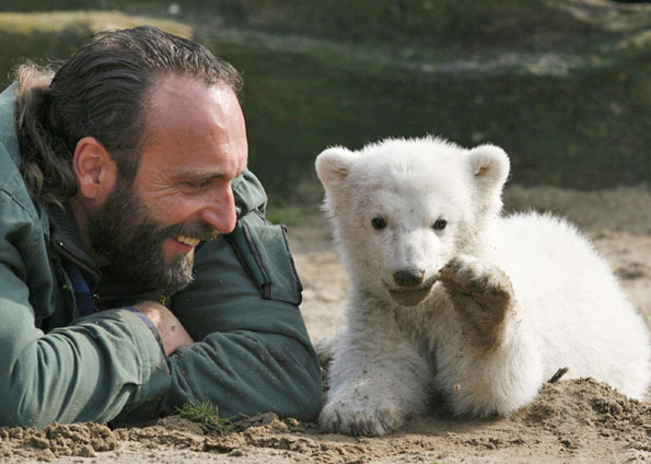 Thomas Dorflein e Knut em foto de arquivo de 23 de março de 2007 | Reuters