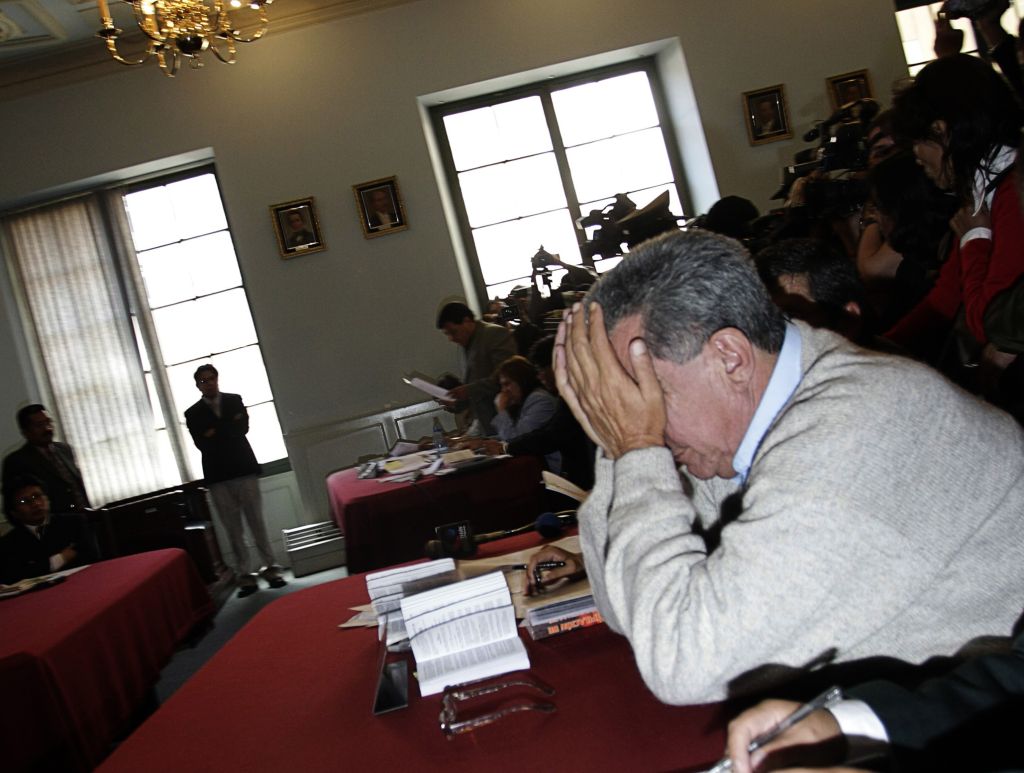 Na sessão judicial, Fernández é acusado de "genocídio" e "desaba" após anunciarem a manutenção de sua prisão. Do lado de fora indígenas gritavam: "Leopoldo Fernández, queremos tua cabeça, o mundo te condena, cacique carniceiro" | Gaston Brito / Reuters