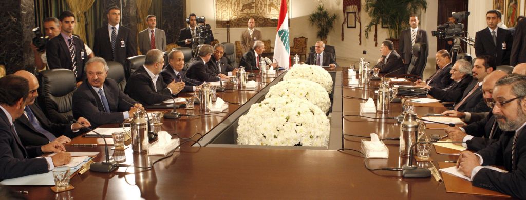 Líderes de 14 grupos se encontraram no palácio presidencial para dialogar sobre acordo de paz que encerrou conflitos sectários | Jamal Saidi / Reuters