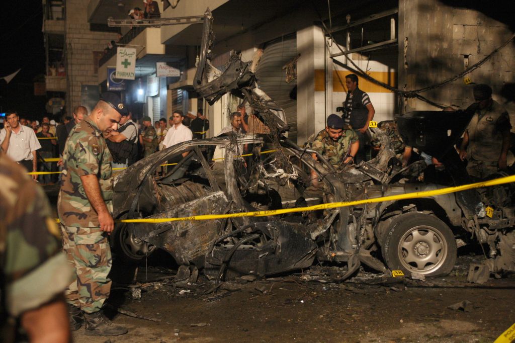 Bomba explodiu sob o carro do xeque Saleh Aridi, na vila de Baissour, no Líbano | Joseph Barrak / AFP