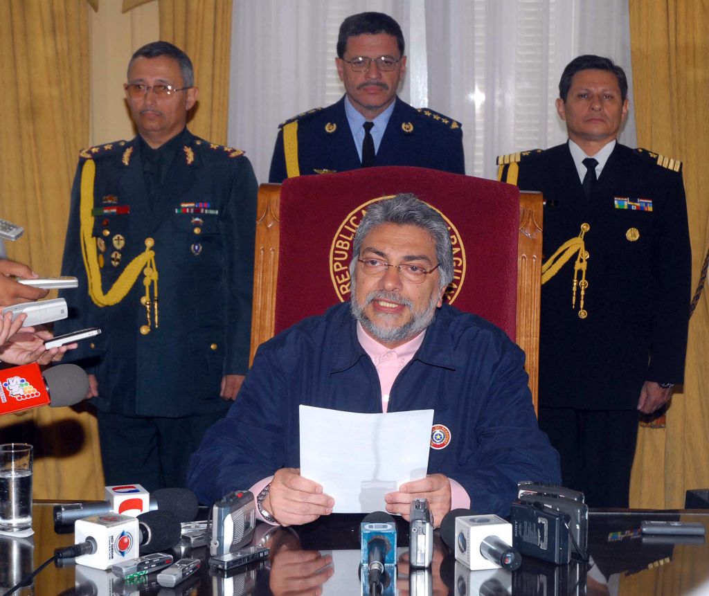 O presidente do Paraguai, Fernando Lugo, em entrevista coletiva: militares não serão usados contra o governo, afirma | AFP