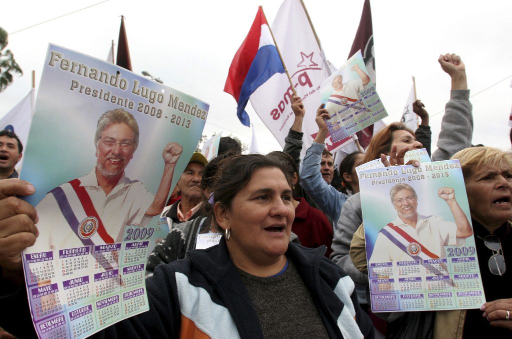 Apoiadores de Lugo realizam ato em frente ao Congresso em Assunção | Lucas Nunez / Reuters