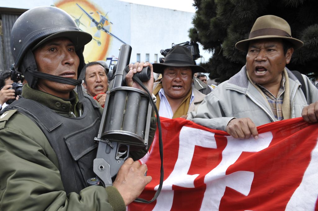 Manifestantes bolivianos gritam palavras de ordem para militar no aeroporto de El Alto, próximo a La Paz: prisão de governador põe em risco diálogo entre Morales e opositores | Aizar Raldes/AFP