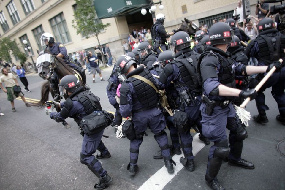 Policiais entraram em confronto com manifestantes, em Minnesota. Auto-intitulados anarquistas tentaram convencer mais de 67 cidades a participar de planos rebeldes | Damir Sagolj / Reuters