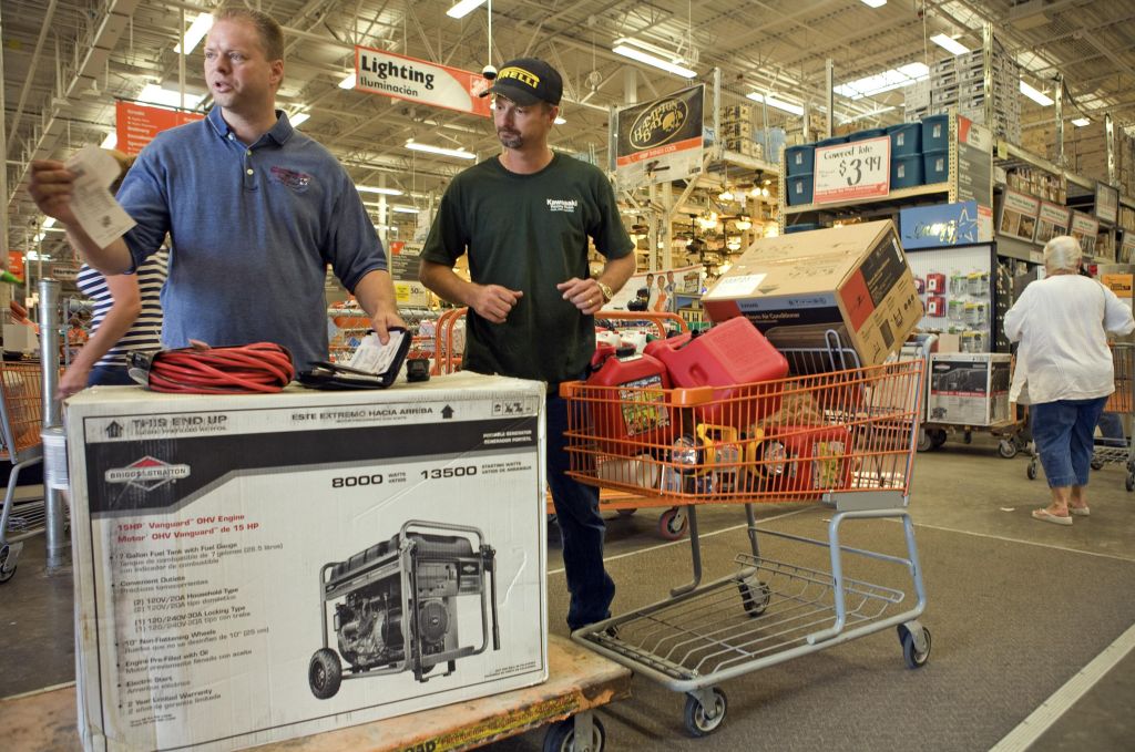Moradores compram geradores e mantimentos para estocar, aguardando a chegada do furacão Ike: milhares de pessoas já deixaram suas casas em regiões litorâneas | Richard Carson / Reuters