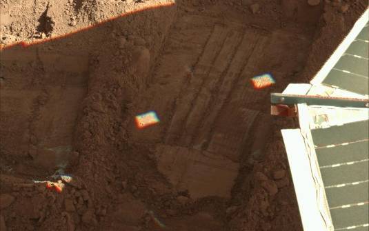 Trincheira escavada pela sonda Phoenix no solo marciano | Nasa