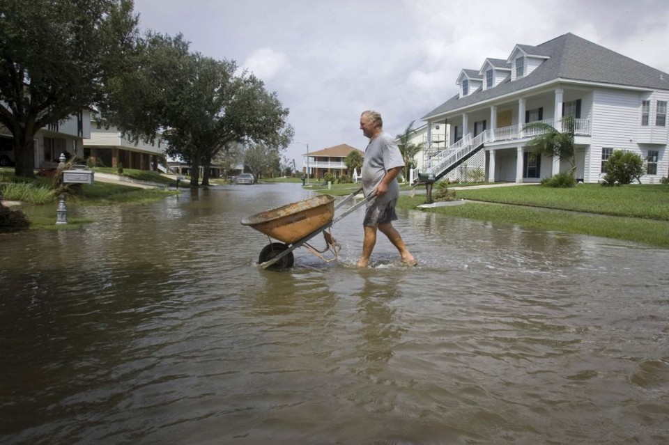 Morador atravessa rua de Nova Orleans com seu carrinho-de-mão: metade da cidade está sem luz e com rede de esgoto danificada | Lee Celano / Reuters