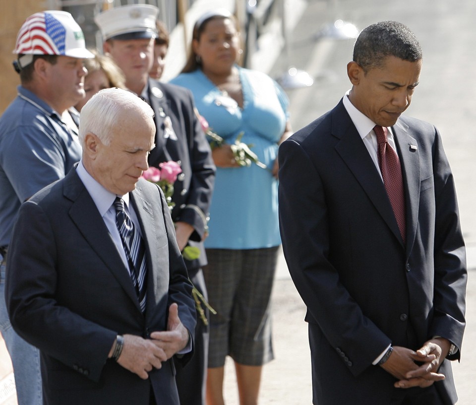 McCain e Obama relembraram o ataque de 11 de setembro de 2001: juntos fizeram um minuto de silêncio | Peter Foley / Reuters
