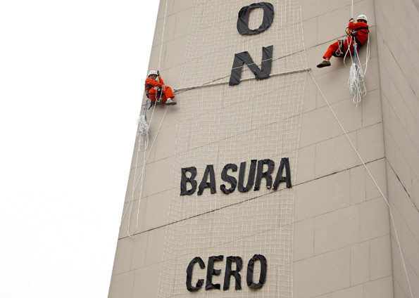 Os manifestantes acusam o lixo coletado pela prefeitura de ser a principal causa de poluição nos subúrbios da capital | Reuters