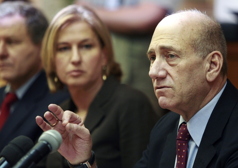 O primeiro ministro israelense Ehud Olmert informou oficialmente ao seu gabinete que irá renunciar. Decisão foi tomada depois que Tzipi Livni (ao fundo) venceu a eleição para ser presidente do partido governista, o Kadima | Jim Hollander / Reuters