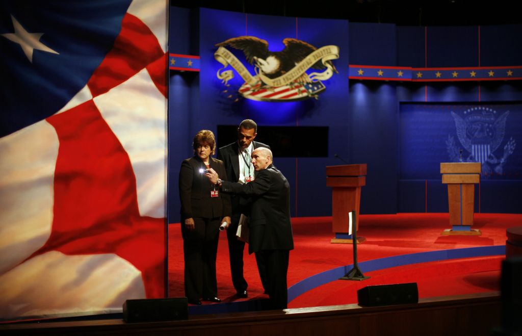 Organizadores ajustam últimos detalhes para debate entre candidatos à Presidência da Casa Branca, em Oxford, nos EUA | Carlos Barria / Reuters