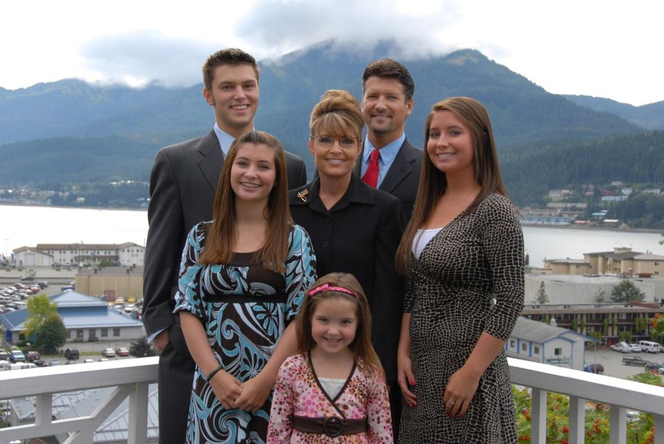 Governadora Sarah Palin (centro) é alvo de críticas. Em foto de arquivo, em 2007, ela aparece ao lado de seus familiares | State of Alaska / Reuters