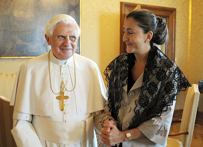 O papa e a ex-senadora colombiana Ingrid Betancourt, em Castelgandolfo | Francesco Sforza/AFP