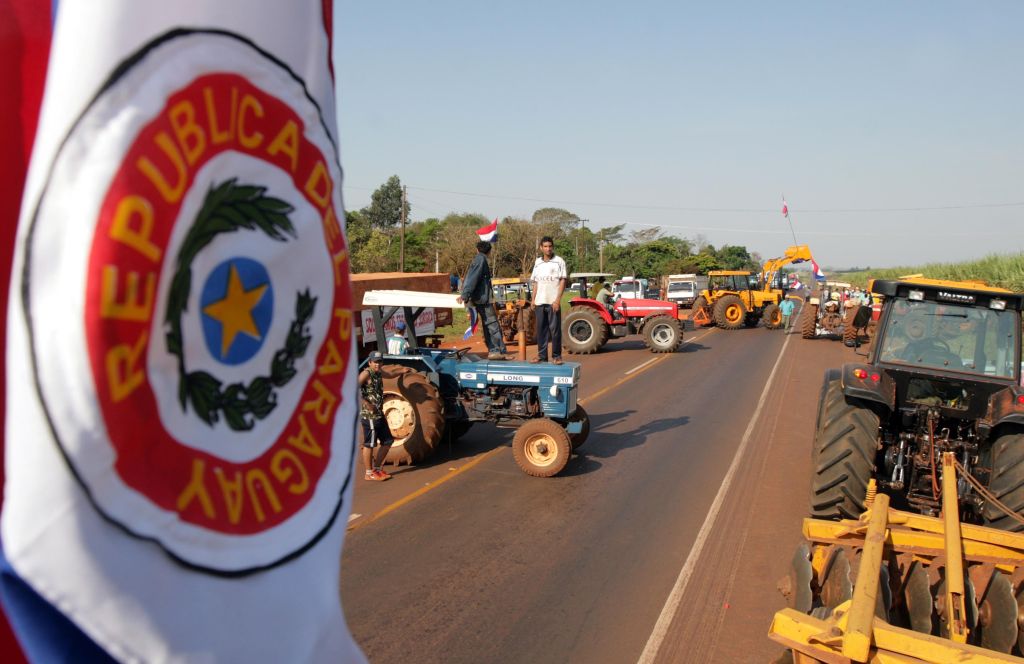 Produtores rurais brasileiros fecharam nesta terça a Rodovia Internacional para reivindicar a retirada de sem-terras que ocupam propriedades no município de Marizcal Francisco Solano Lopez | Christian Rizzi / Gazeta do Povo