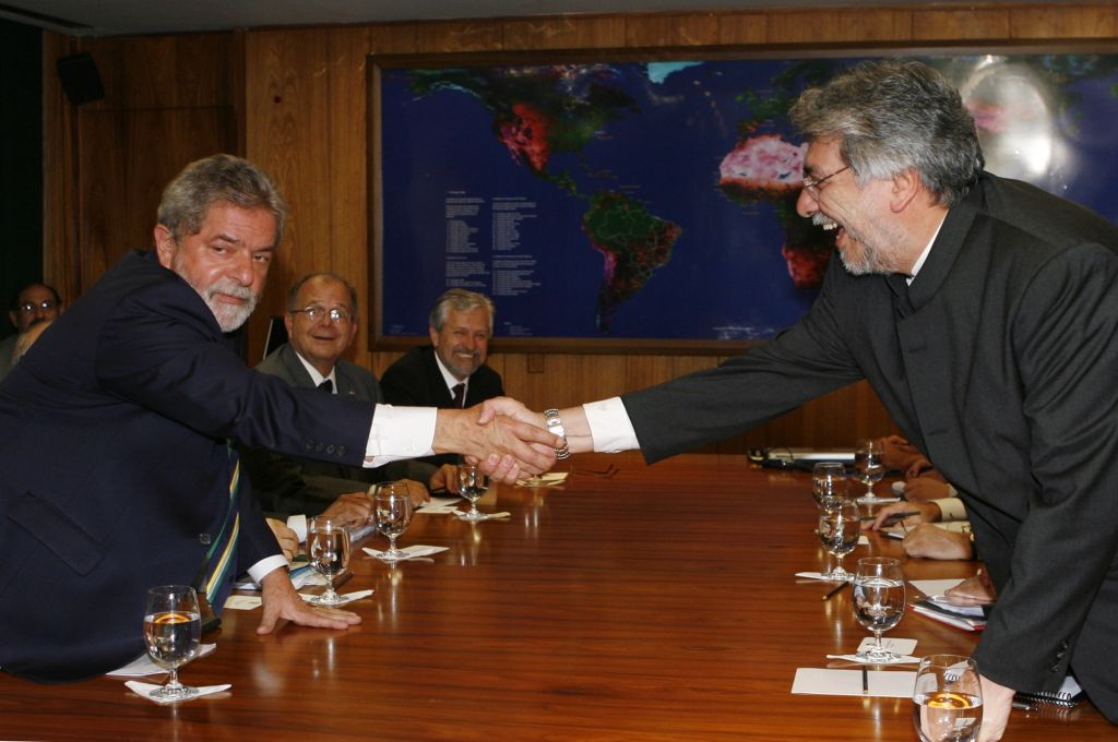 Presidente Lula cumprimenta Fernando Lugo, em reunião no Palácio do Planalto: comissão bilateral começará a trabalhar em até dez dias | Domingos Tadeu/AFP