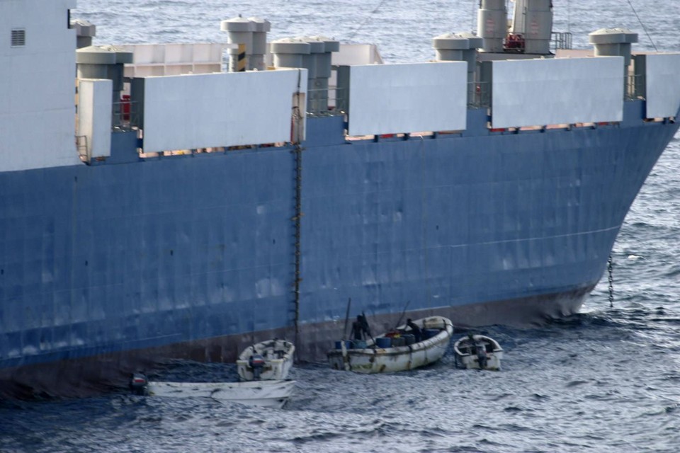 Piratas somalis monitoram arredores em botes: provável discussão resultou em mortes durante tiroteio | U.S. Naval Forces Central Command Public Affairs/ Reuters