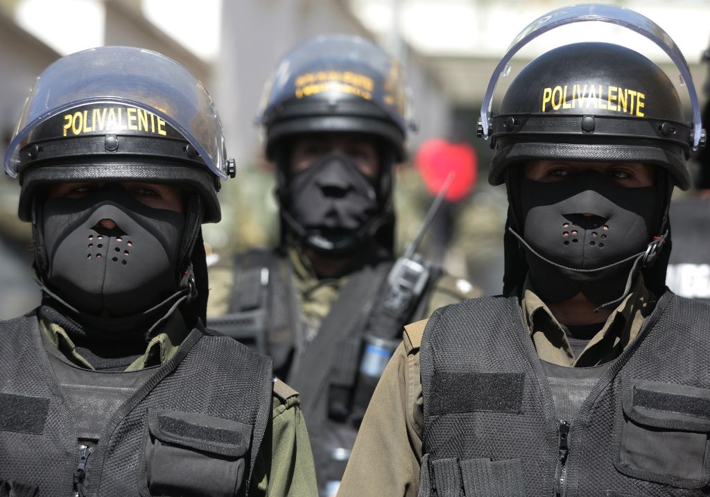 Policiais bolivianos reforçam segurança da prisão que se encontra Fernández: partidários do "genocida" entraram por postos na fronteira com o Acre | David Mercado / Reuters