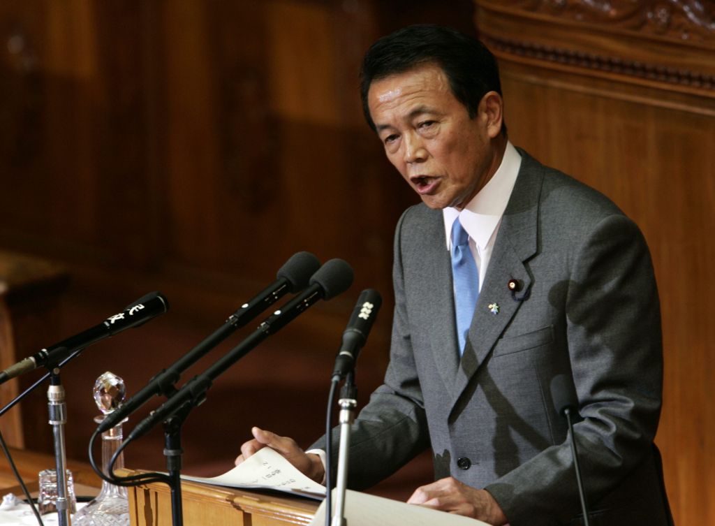 Aso "alimentou" a insatisfação da oposição com a série de gafes de seu ministro de Trasnportes, que renunciou depois de quatro dias no cargo | Yuriko Nakao / Reuters