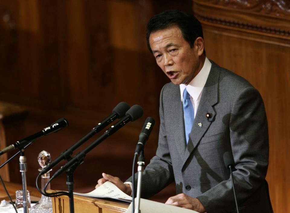 Aso "alimentou" a insatisfação da oposição com a série de gafes de seu ministro de Trasnportes, que renunciou depois de quatro dias no cargo | Yuriko Nakao / Reuters