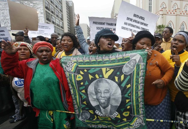 Protestos de vários grupos políticos agitam a África do Sul: 13 dos 11 ministros pediram demissão, sete têm a intenção de retornar ao cargo | Mike Hutchings / Reuters