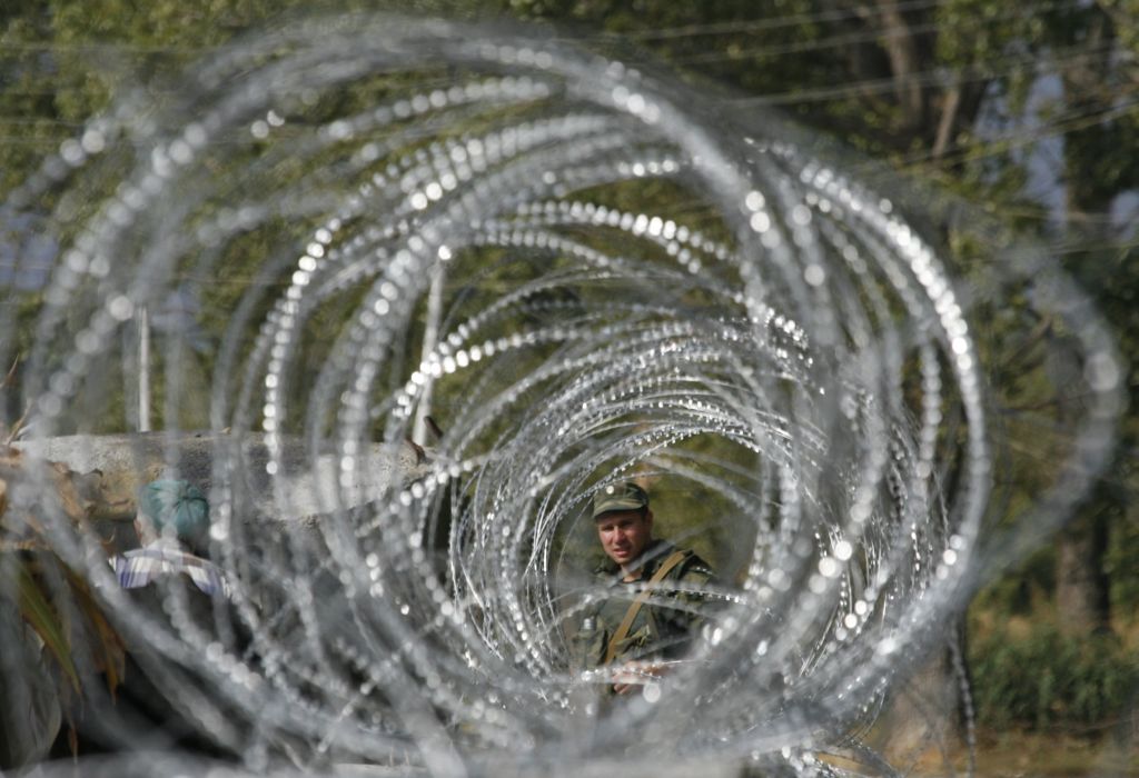 Rússia anunciou nesta terça que pretender colocar cerca de 7.600 tropas nas regiões da Ossétia do Sul e Abkházia: tentativa russa de se "esquivar" do acordo firmado em agosto é posta em "cheque" pelos EUA, que defendem a retirada imediata das tropas | David Mdzinarishvili / Reuters