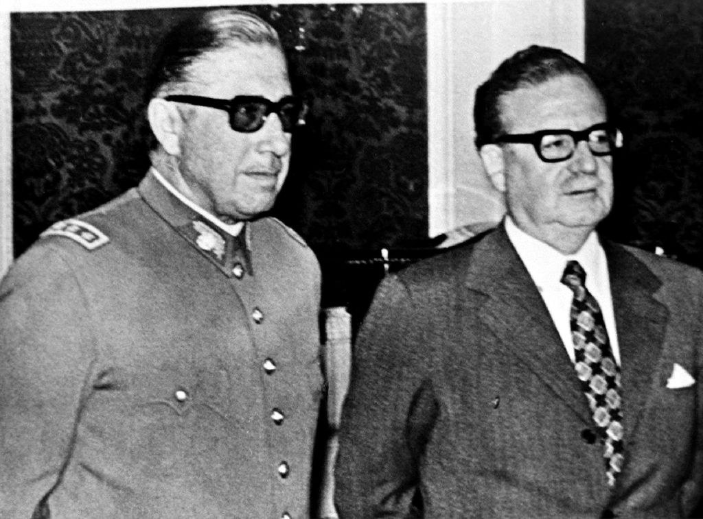 Imagem de arquivo de televisão chilena mostra o presidente Salvator Allende (dir.) e o general Augusto Pinochet durante foro presidencial, no Palácio La Moneda, em Santiago | Stringer / Reuters