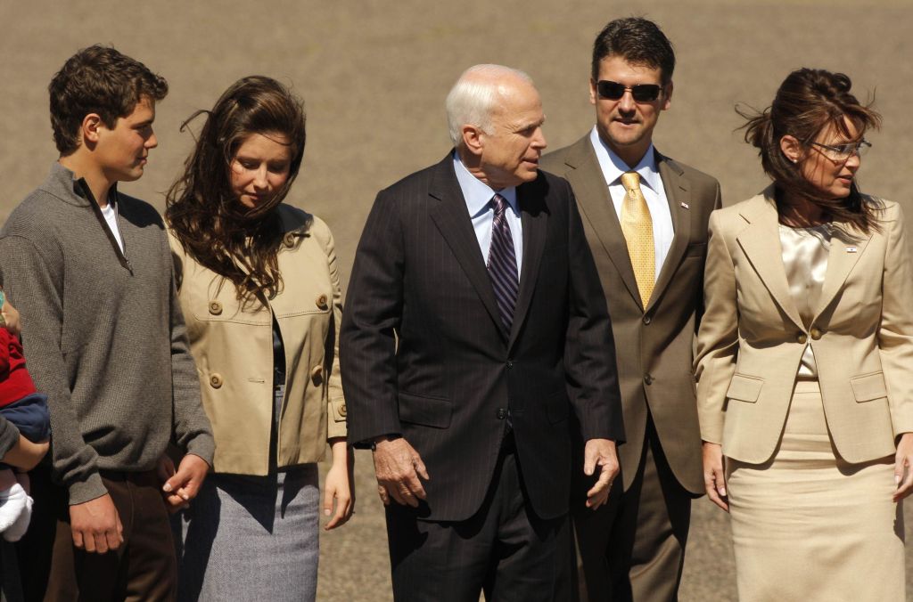 Sarah (1º dir.) desembarcou no aeroporto de Minnesota e posou para fotografias ao lado de McCain (centro) e de seus familiares | Brian Snyder / Reuters