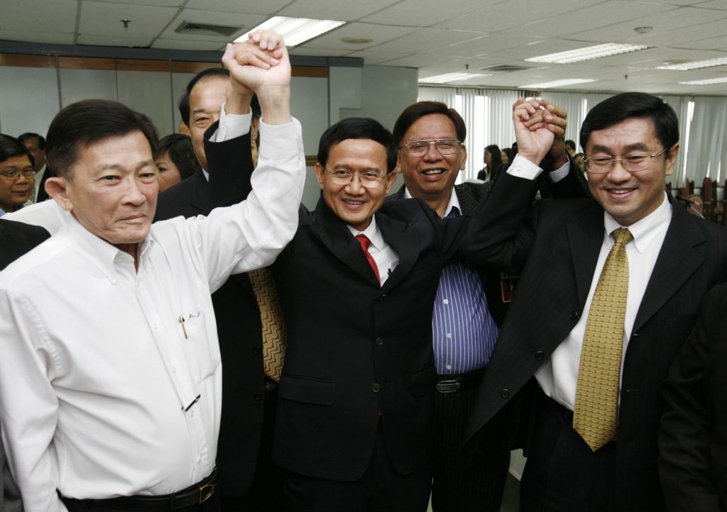 Wongsawat (centro) é considerado um fantoche do governante deposto e exilado em Londres: militantes que ocupam sede do governo estão duvidosos quanto ao caminho político do país | Sukree Sukplang / Reuters