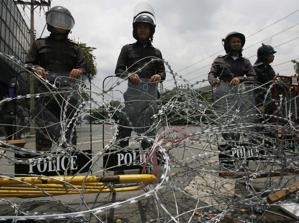 Barricada com cerca de arame farpado foi montada por forças policias próximo à Casa do Governo da Tailândia, após graves incidentes nos protestos ocorridos | Chaiwat Subprasom / Reuters