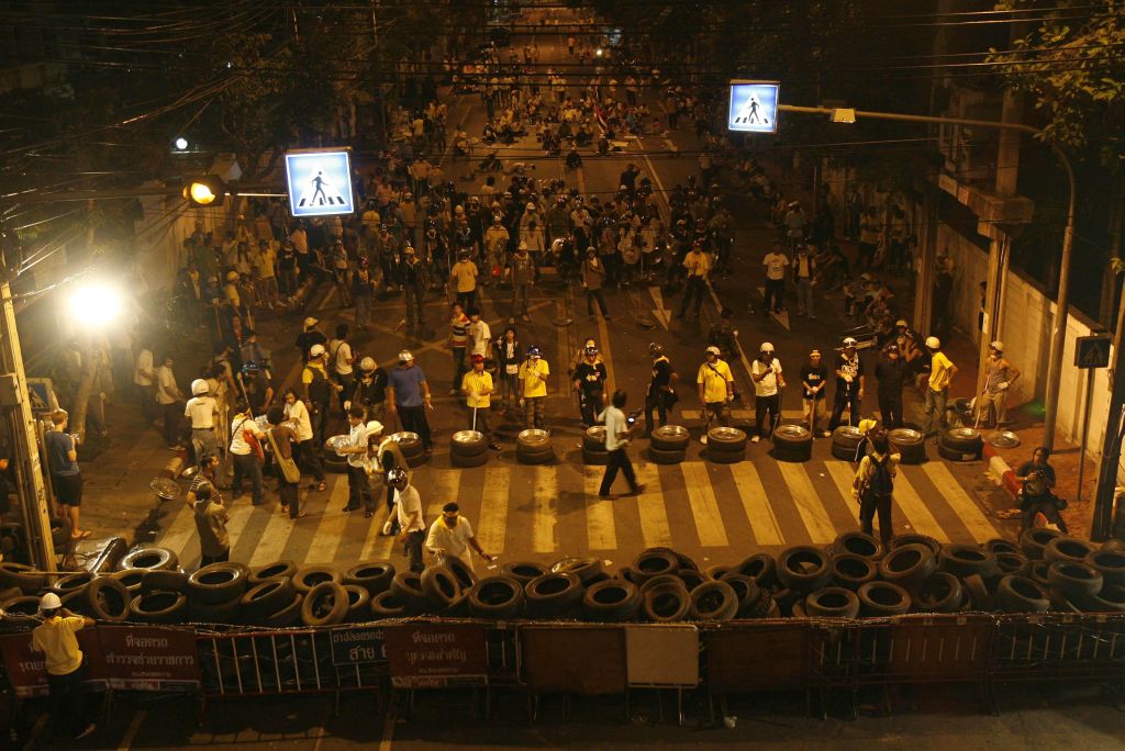Onda de protestos nesta madrugada resultou na morte de uma pessoa em Bangcoc; outras 43 ficaram feridas | Chaiwat Subprasom / Reuters