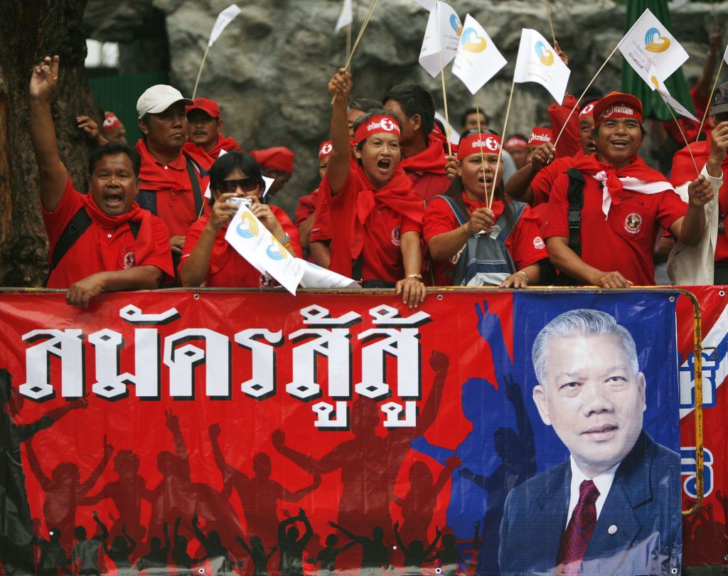 Apoiadores abandonaram Samak, na tentativa de encerrar o impasse vivido por causa da crise | Chaiwat Subprasom / Reuters