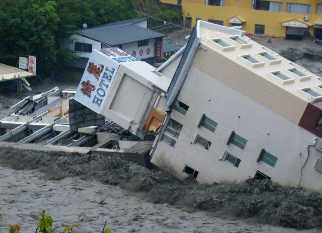 Hotel não aguentou a força dos ventos, após passagem do tufão Sinlaku: pelo menos quatro pontes desabaram em meio às fortes chuvas | Lushan Garden / Reuters