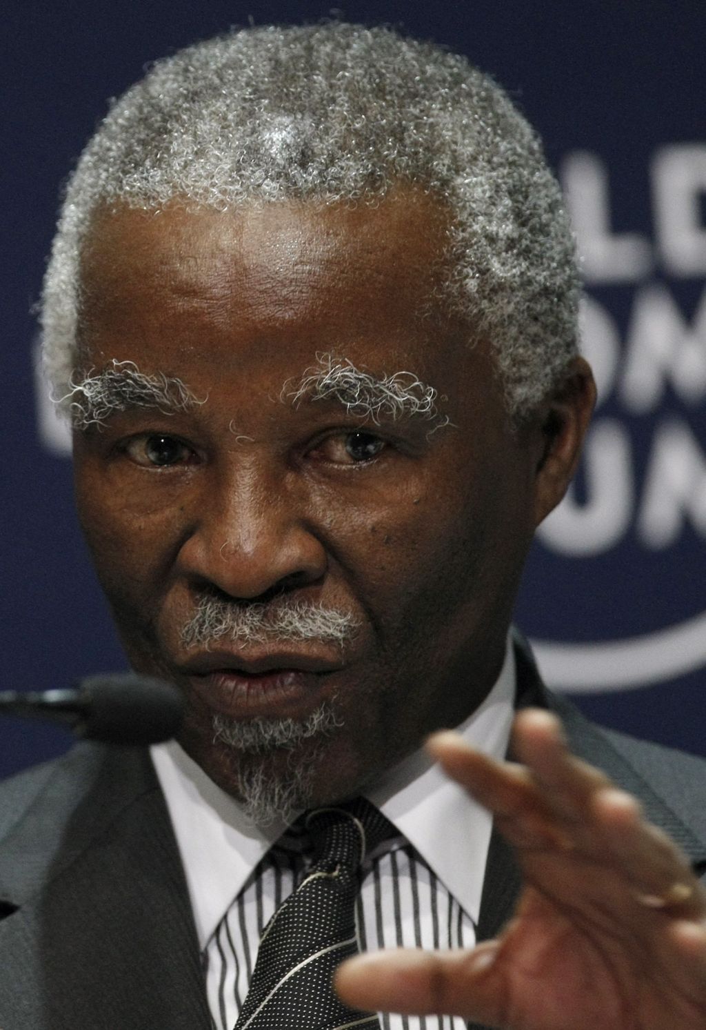 Pressão é incessante para que Mbeki deixe o cargo antes do próximo ano, quando deverá sair do poder | Mike Hutchings / Reuters