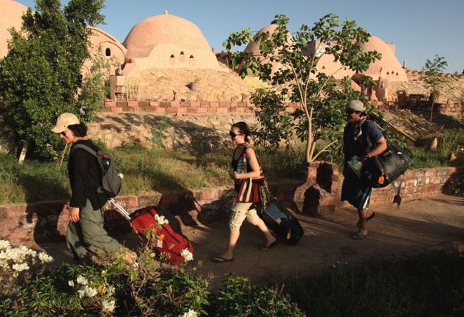 Novos turistas chegam para realizar viagens turisticas no Egito: 19 pessoas estavam em uma região desértica no Saara quando foram seqüestradas | Goran Tomasevic / Reuters