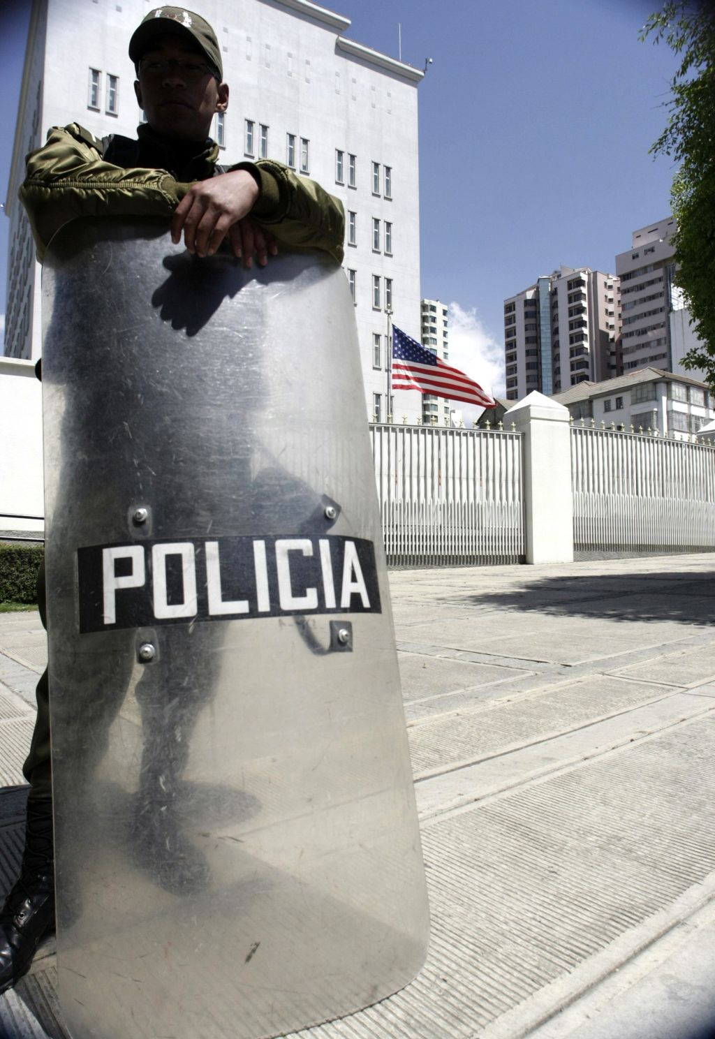Policial boliviano é visto do lado de fora da embaixada americana em La Paz | Gaston Brito/Reuters