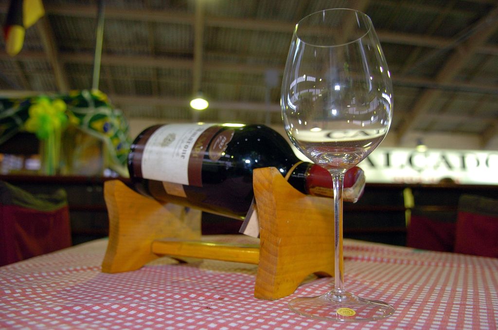 Método testa idade do vidro nas garrafas de vinho com a emissão de raios X | Hederson Alves / Gazeta do Povo