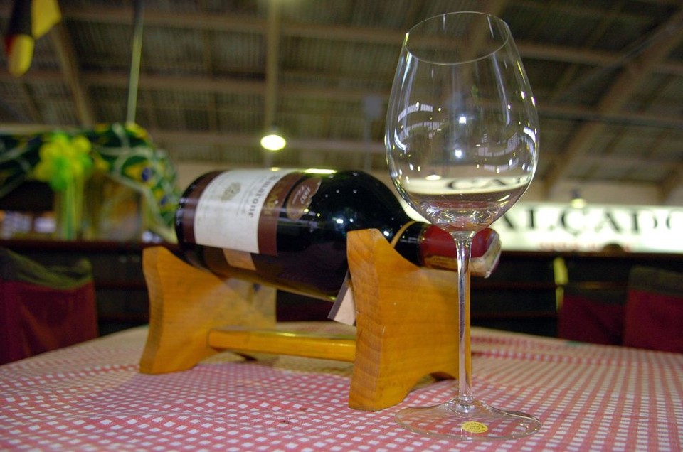 Método testa idade do vidro nas garrafas de vinho com a emissão de raios X | Hederson Alves / Gazeta do Povo
