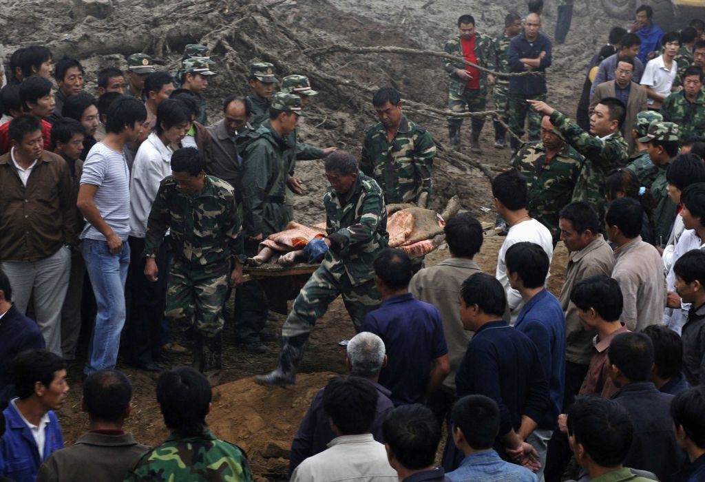 Fortes chuvas caíram sobre o condado de Xiangfen e dificultaram o resgate de sobreviventes: mais de 1.100 policiais participaram das buscas | Stringer / Reuters