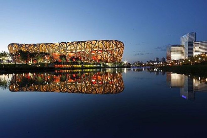 O Ninho do Pássaro ganha cores com a luz |