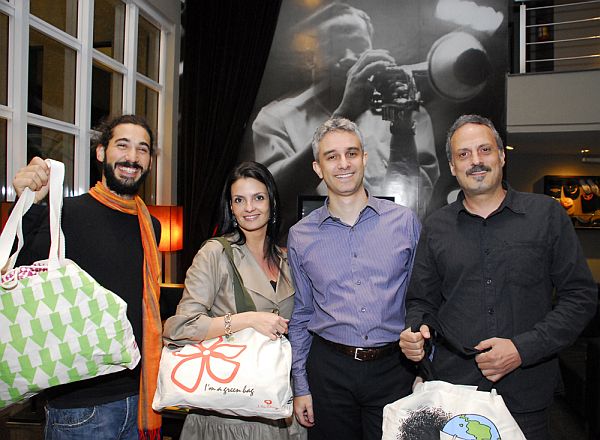 Na terça-feira, a Rede de Hotéis Slaviero lançou uma novidade: as sacolas ecológicas EcoBags, que trazem estampas assinadas por gente como o cartunista Tiago Recchia (à dir.), a designer de jóias Sílvia Döring e o artista plástico André Mendes (ambos à esq.). O coquetel de lançamento foi no bar do hotel, o Full Jazz, e teve como anfitrião Eduardo Campos, diretor da rede | Marcelo Stammer