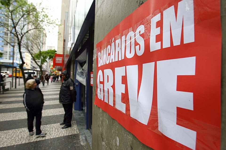 Serviço bancário foi interrompido pelo segundo dia consecutivo ontem em mais de 150 agências | Hedeson Alves/Gazeta do Povo