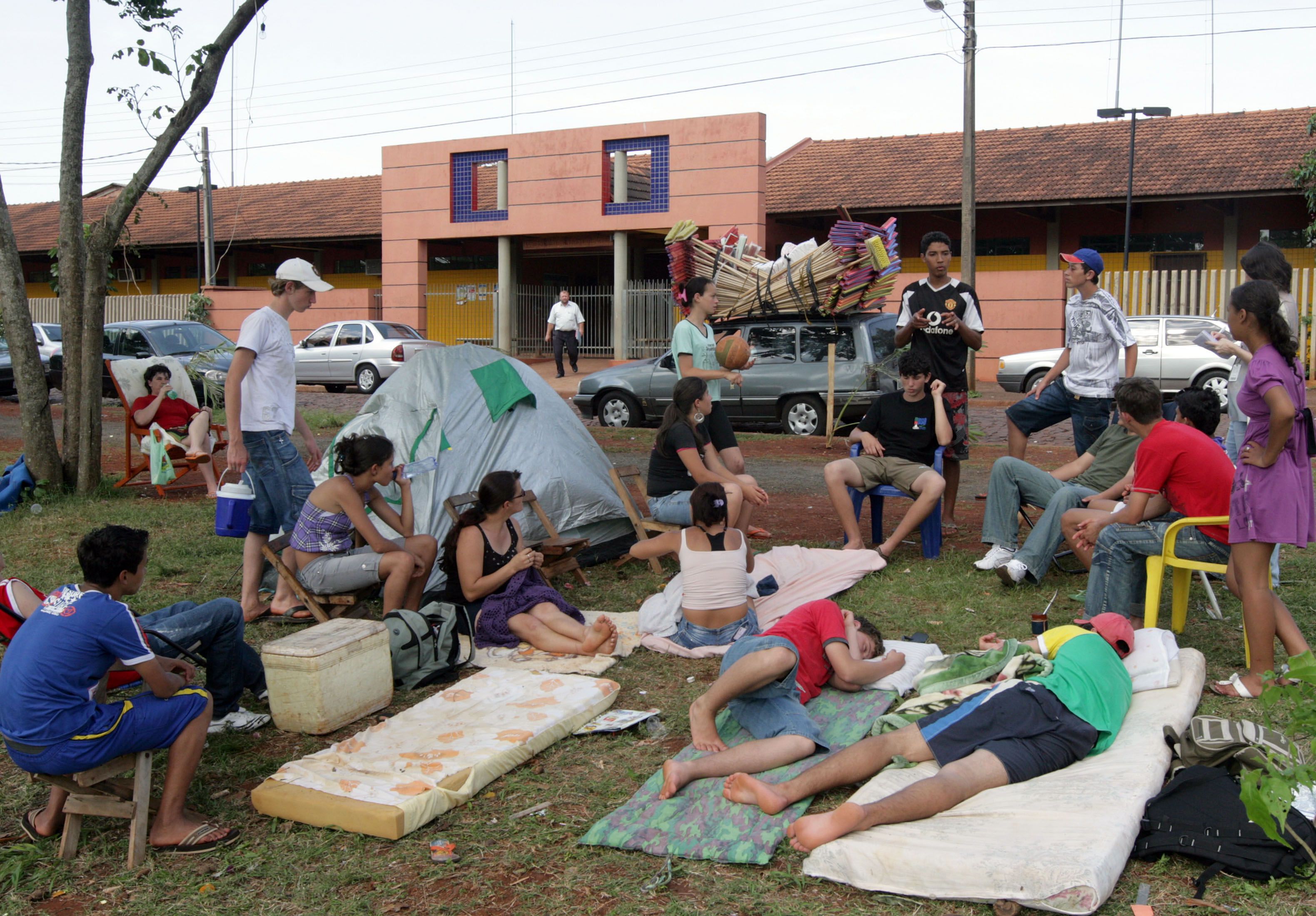 Familiares e alunos dormem em frente ao colégio para garantir matrícula no perído da manhã | Christian Rizzi /Gazeta do Povo