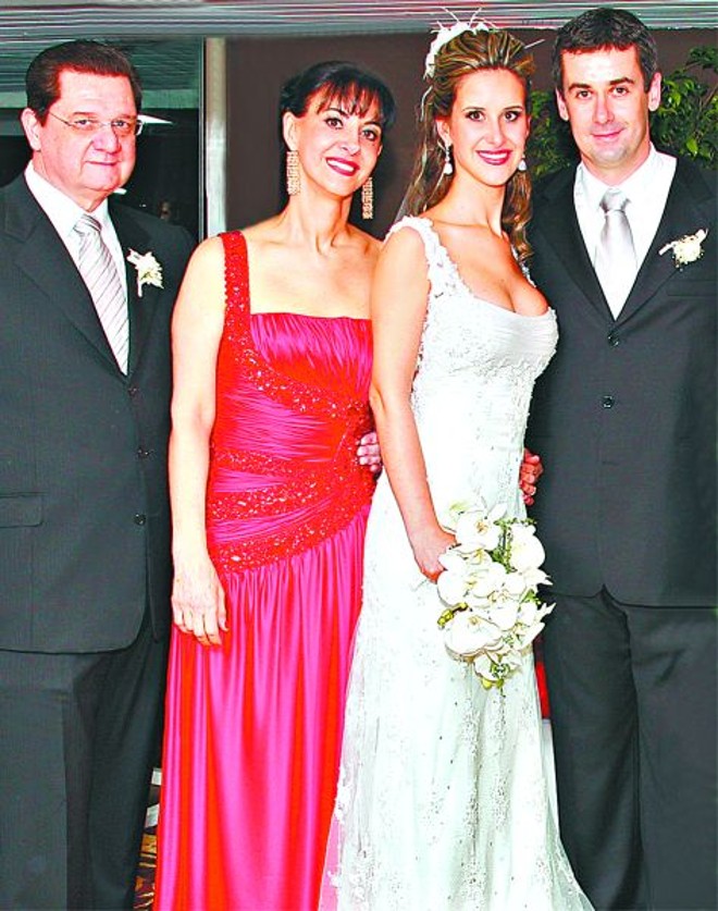 Cena de um casamento- No Salão Azul do Clube Curitibano, decorado pelo bom gosto de João Klas e Fortunato Sukadolnik, a bela Michele e Juliano Clivatti sorriem, ao lado dos pais dela, Evanguelia e Alexandre Shwetz, ambos médicos do hospital Evangélico. Lua-de-mel na Polinésia Francesa | 