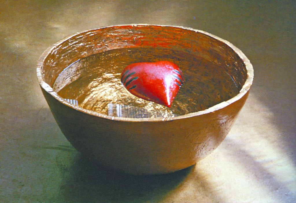 Entre os 400 corações que compunham a exposição Oi, Coração, de Alice Yamamura, um deles invocava a leveza e a vida trazida pelo amor | Divulgação/Assessoria PUC-PR